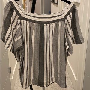 Lou & Grey flowy grey and cream short sleeve top